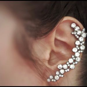 Rhinestone ear crawler earring
